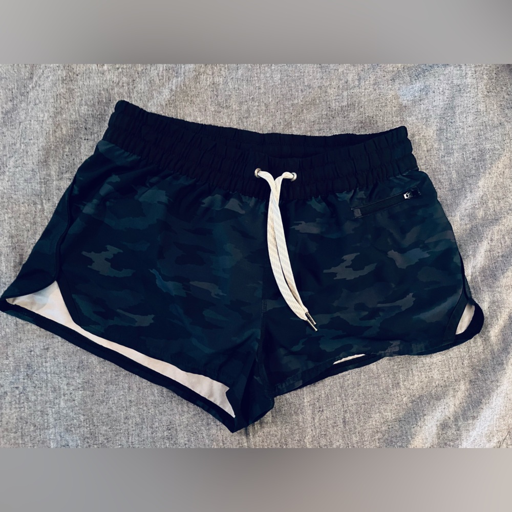 Vuori sz 6 camo shorts women